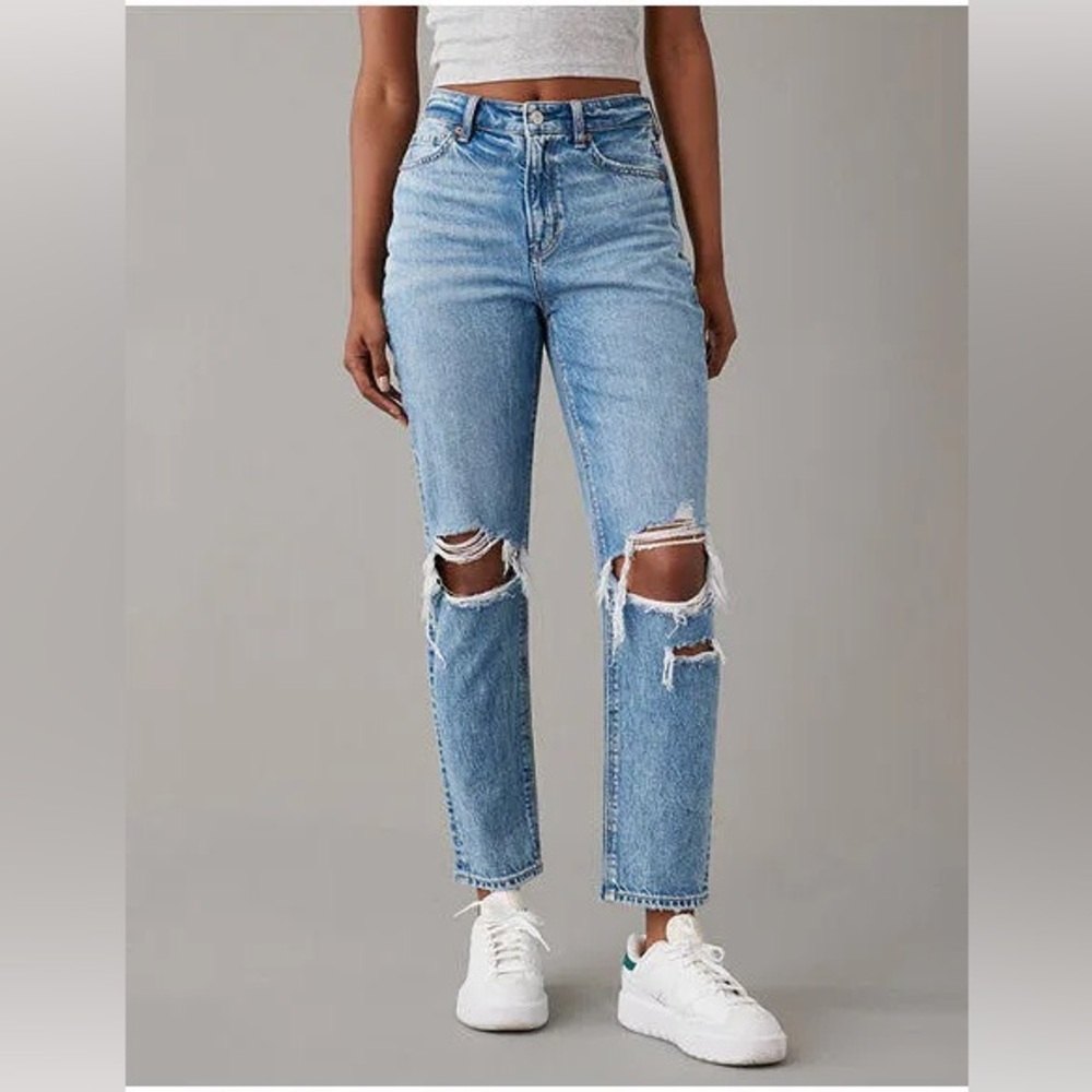 American Eagle Strigid Ripped Distressed Mom Jean Light Wash Size 4 Short